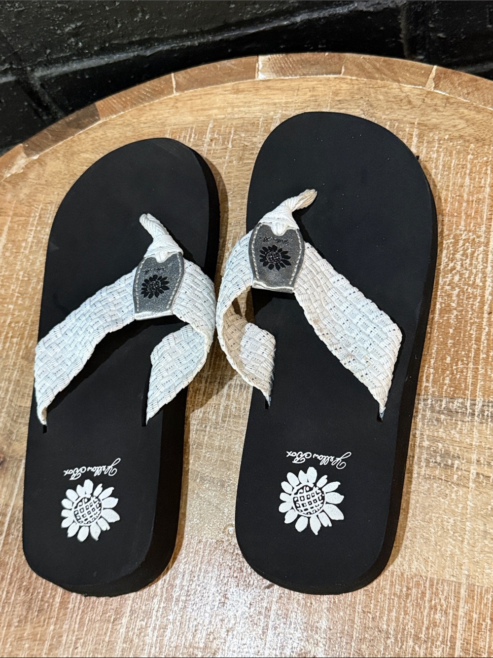 Yellow box flip flops - Picture 4 of 5